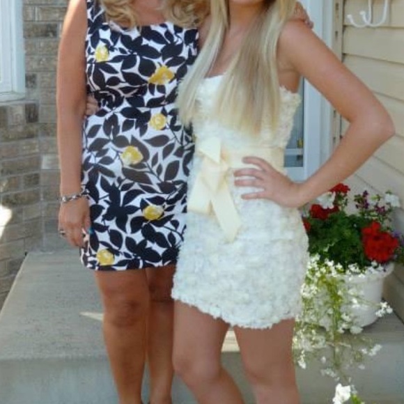 Va Va Voom Off White Mini Dress with 3D Flowers Size Small - Picture 4 of 6